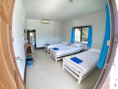 Habitación triple con baño privado — JR GYM & Resort
